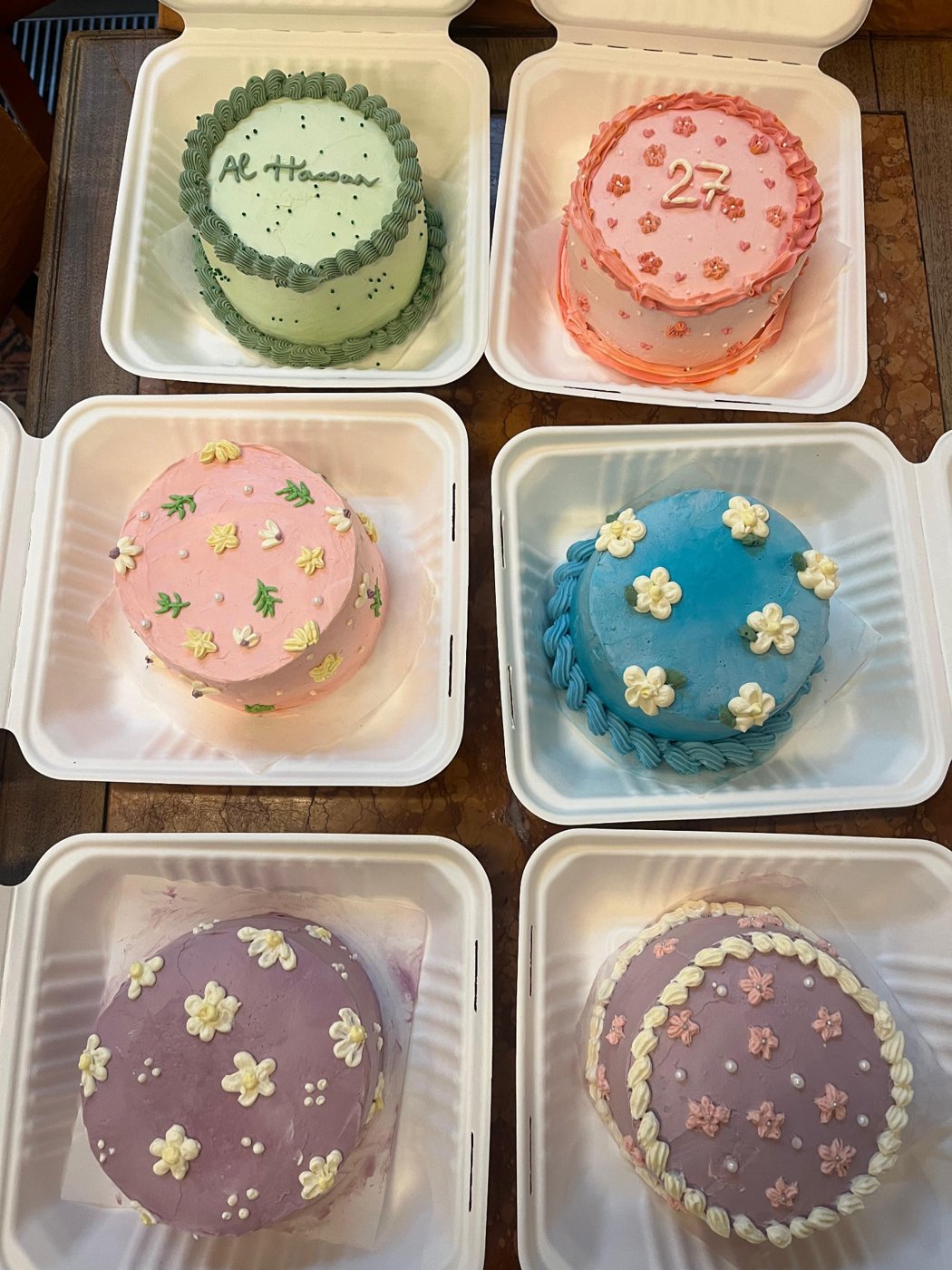 Six bento cakes décorés de fleurs au cornet