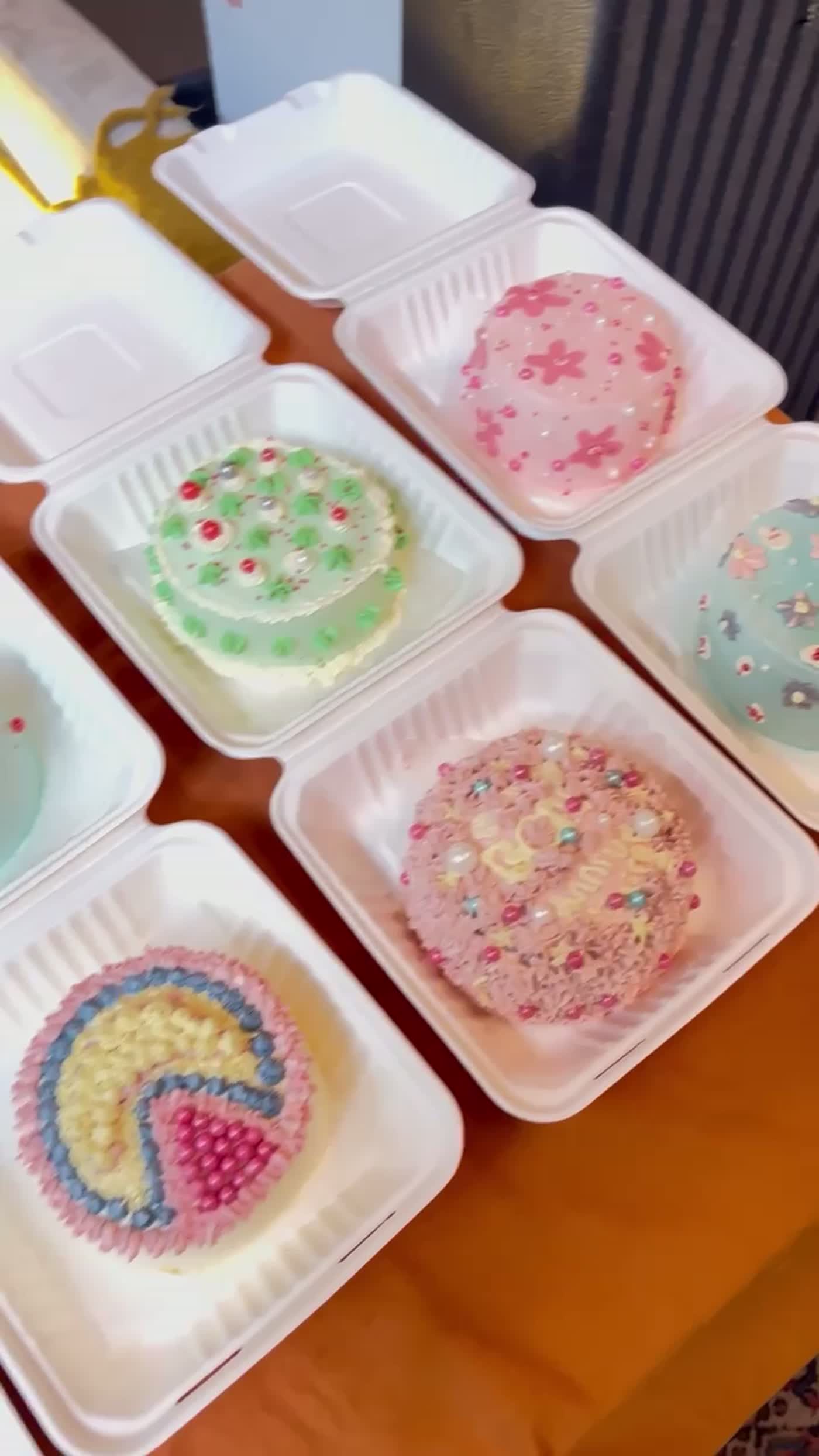 Bento cakes fleuris et colorés prêts à être emportés