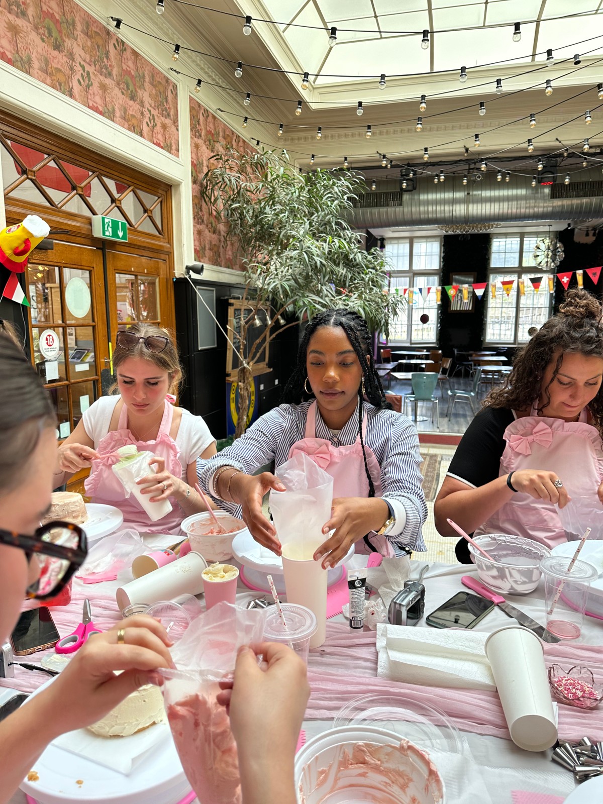 Participantes en train de décorer leur bento cake pendant l'atelier