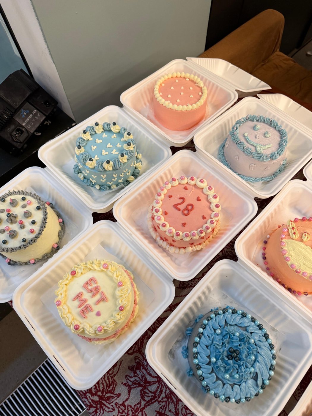 Bento cakes colorés avec perles et cœurs en crème