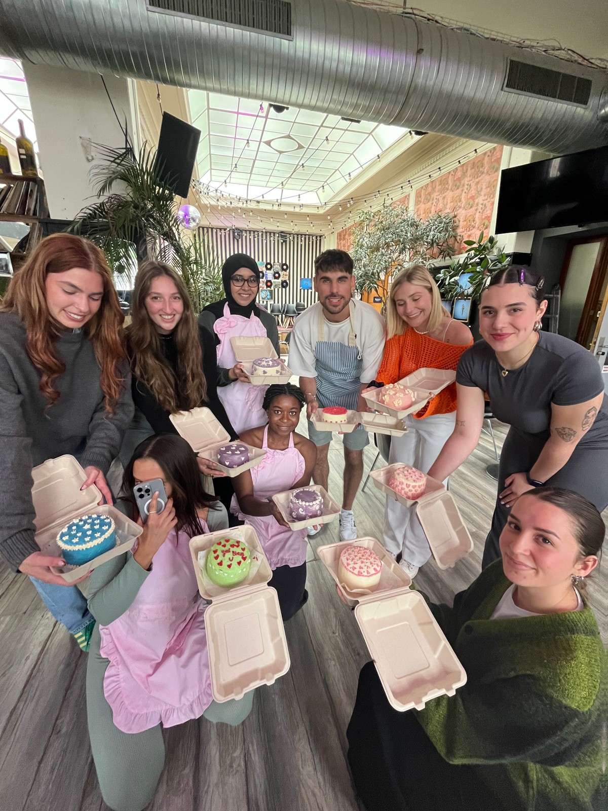 Groupe de participantes présentant leurs bento cakes en fin d'atelier